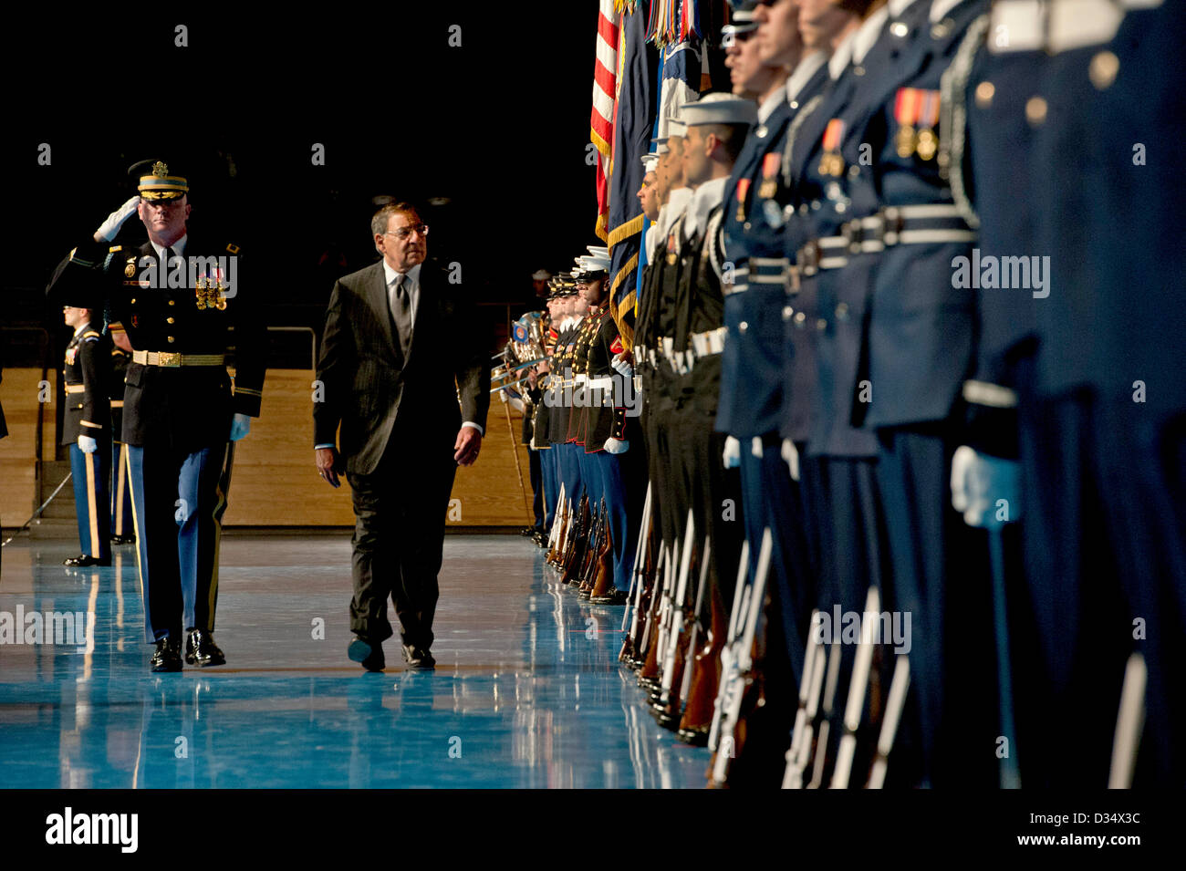 Arlington, Virginia, USA. Feb 8, 2013. Le secrétaire américain à la Défense Leon Panetta examine les troupes pendant les forces armées hommage d'adieu en son honneur le 8 février 2013 à Arlington, VA. Panetta quitte son poste de secrétaire de la défense de la 23e Banque D'Images