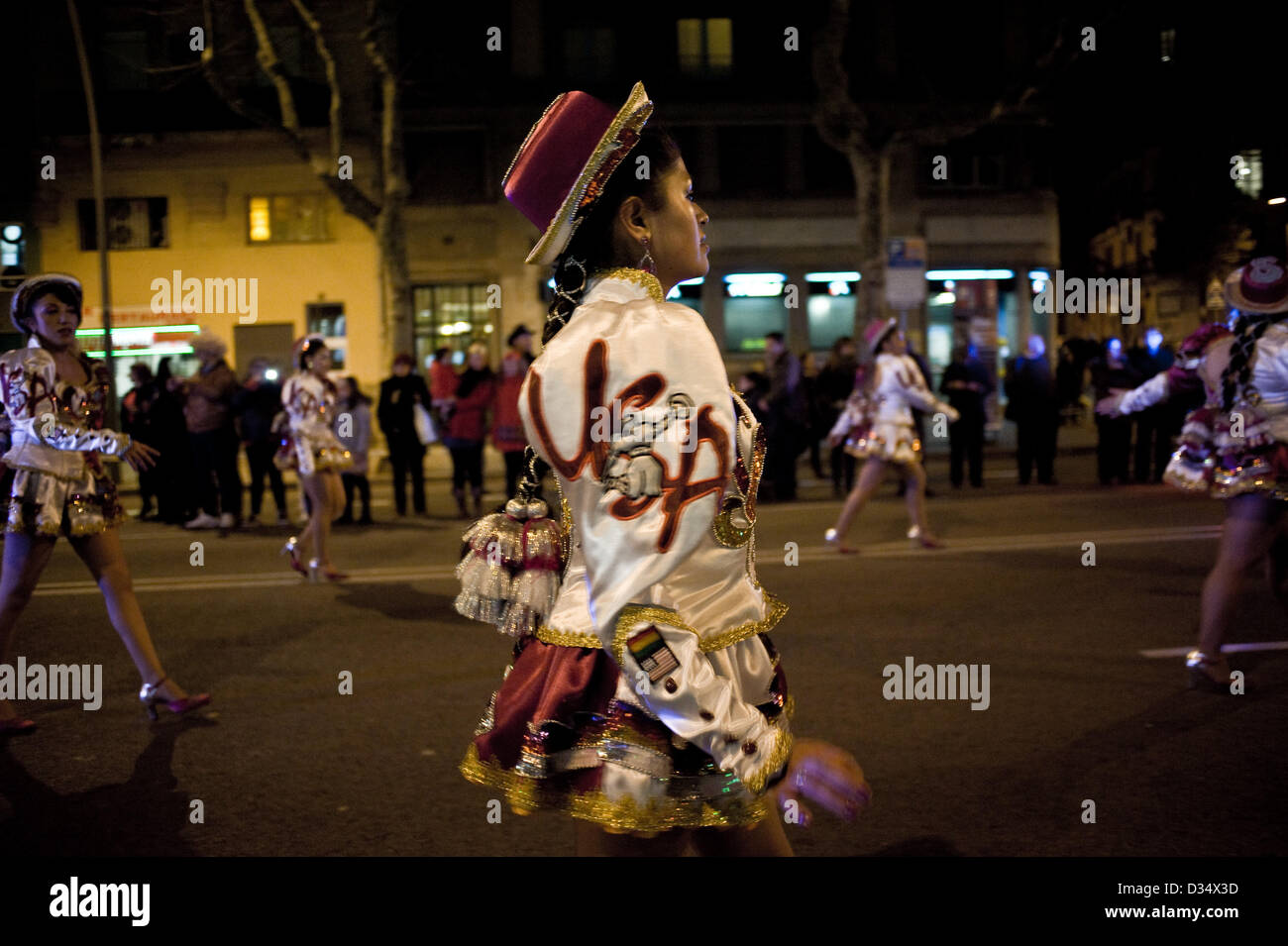 09 février, 2013. Barcelone, Catalogne, Espagne. Membre de la parade du Carnaval. Plusieurs troupes de la communauté latine en Catalogne ont passé en raison de la célébrations du carnaval de la légendaire avenue Parallel de Barcelone. Pendant des années la ville défilés ont lieu dans divers quartiers. L'avenue parallèle a été dans le passé l'épicentre de la ville Showbiz avec de nombreux théâtres et salles de concert le long de l'avenue. Banque D'Images