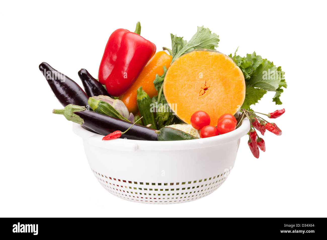 Passoire avec des légumes sur blanc Banque D'Images