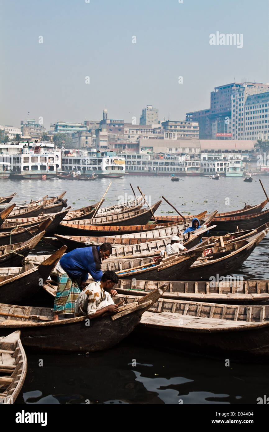Bateaux Sampan amarré sur la rive de la rivière Buriganga à Dhaka, au Bangladesh. Banque D'Images