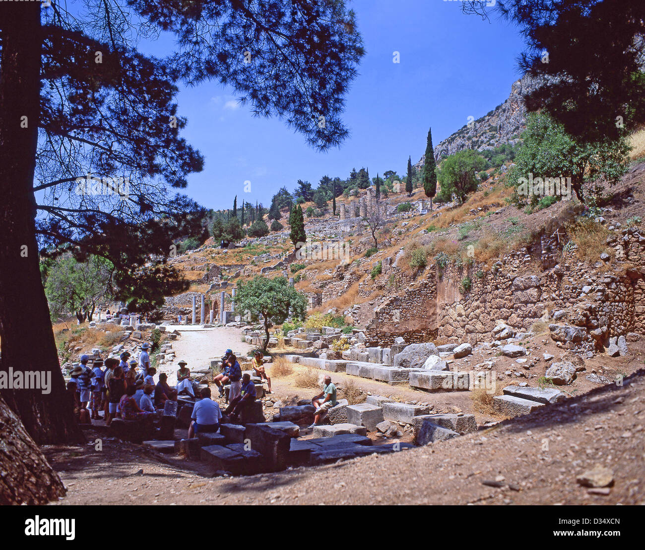 Voyages en groupe à l'entrée du sanctuaire d'Apollon, Delphi, le Mont Parnasse, Région du Centre de la Grèce, Grèce Banque D'Images