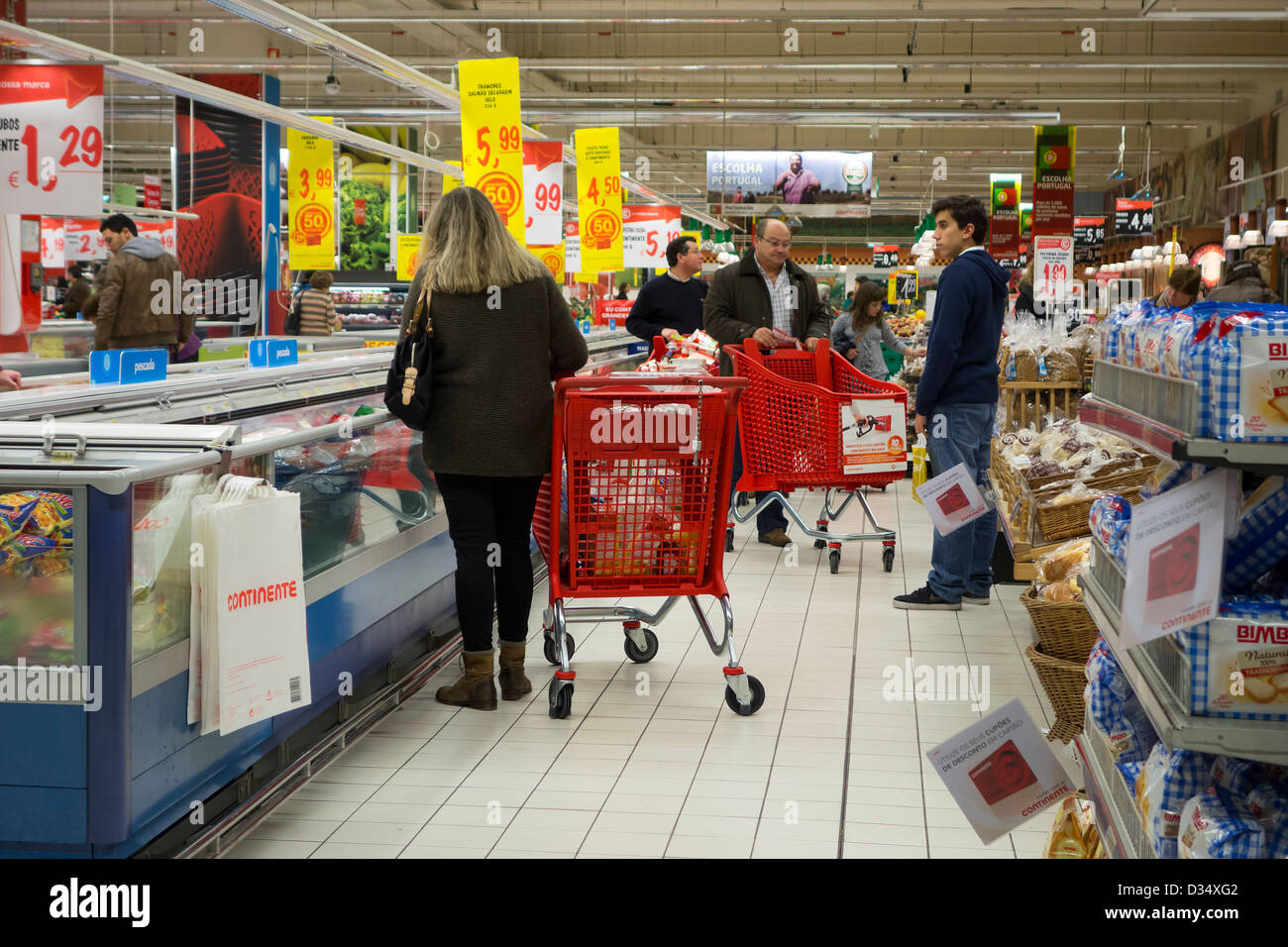 Les clients du shopping au supermarché en face Banque D'Images