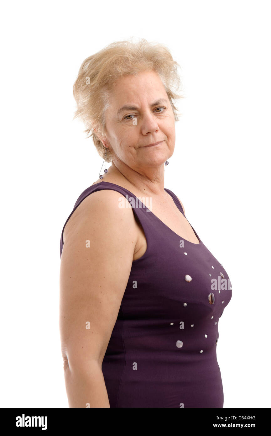 Confiant mature femme portant un t-shirt violet et regardant par-dessus son épaule droite isolé sur fond blanc Banque D'Images