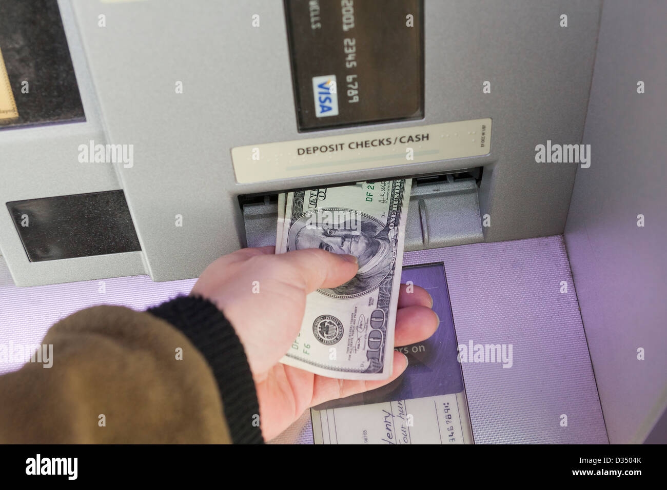 Homme déposer de l'argent sur un distributeur automatique Banque D'Images