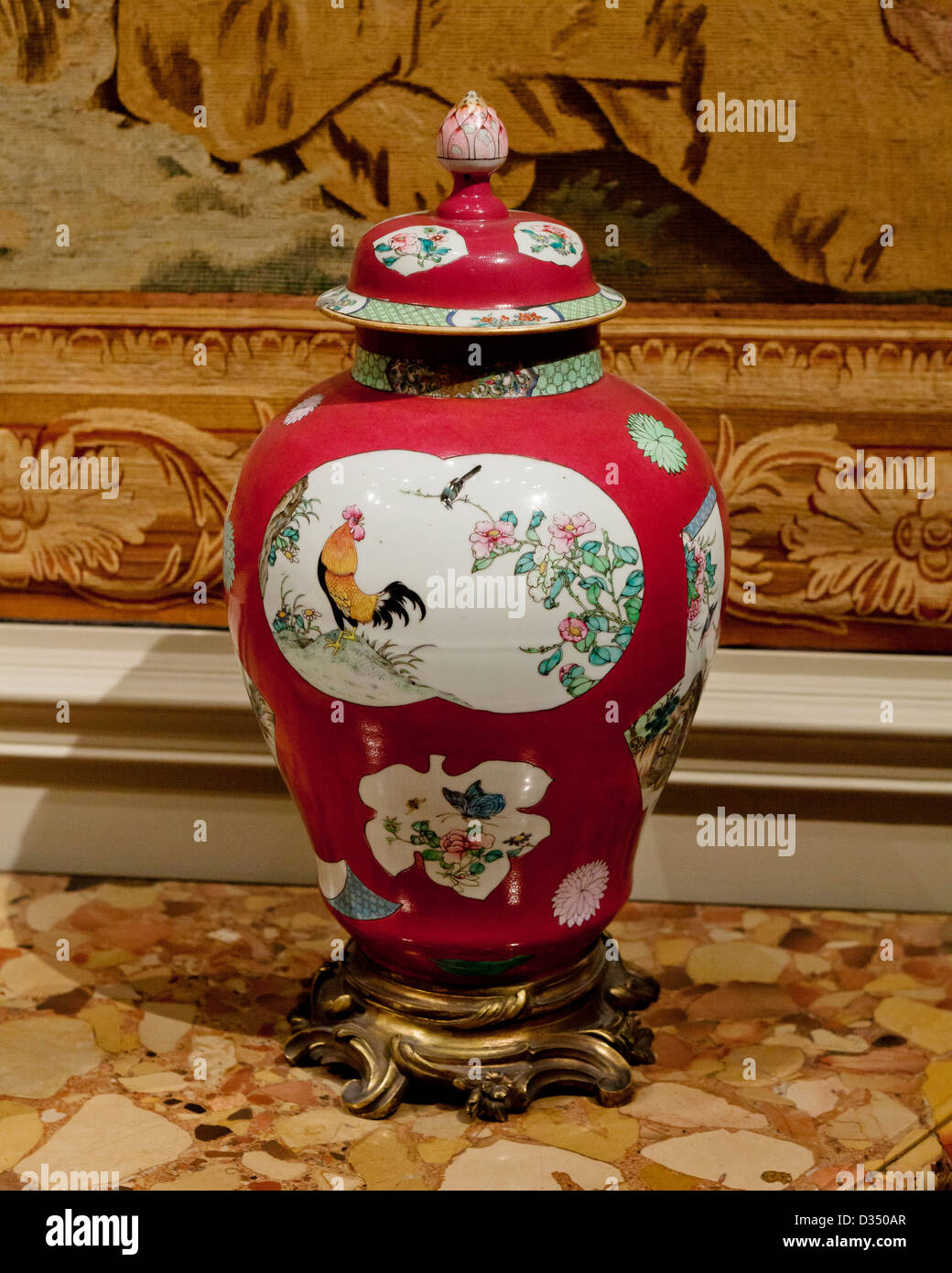 Pot en porcelaine chinoise de la dynastie Qing - circa milieu 18e siècle Banque D'Images