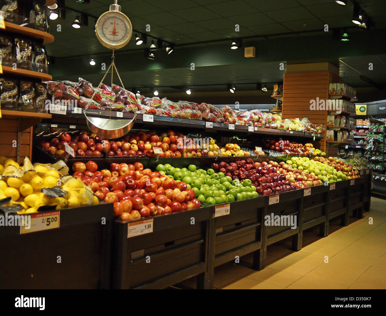 Allée fruits supermarché Banque D'Images