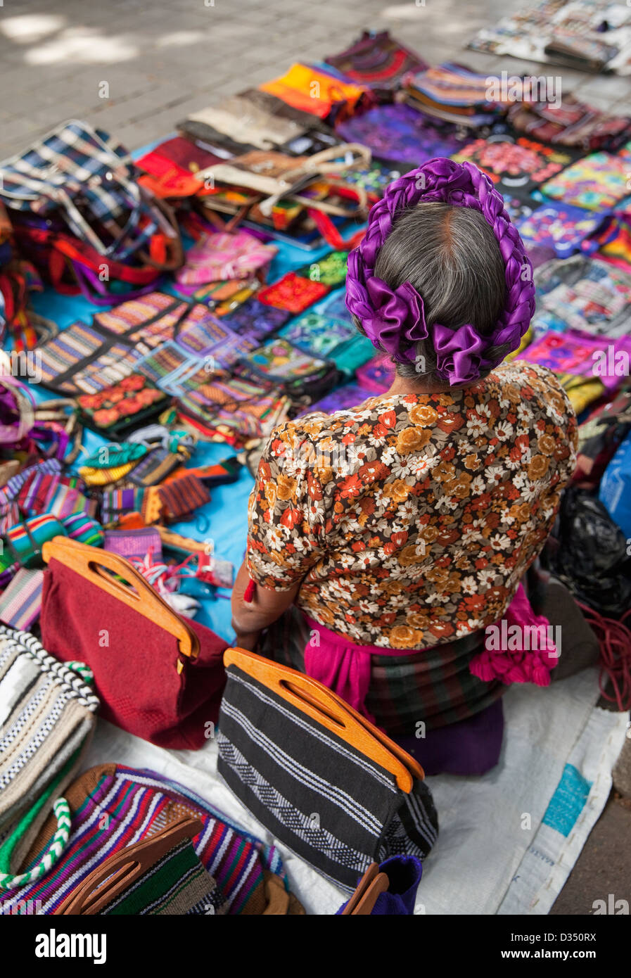 Vue arrière de la vente des sacs faits main femme et les textiles au marché le Zocalo, Oaxaca, Mexique. Banque D'Images