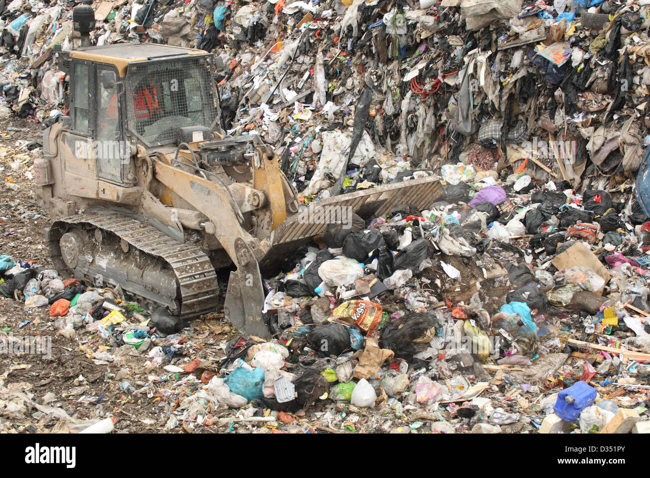 Bulldozer sur site d'enfouissement, Dorset UK Hermann Banque D'Images