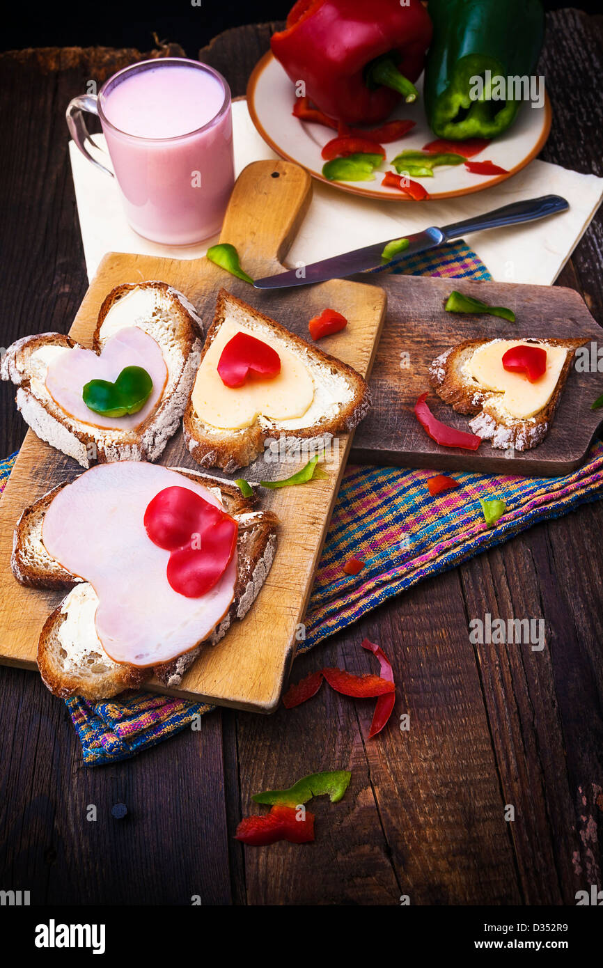 À partir de l'image créative série : petit-déjeuner avec des cœurs sandwiches Banque D'Images