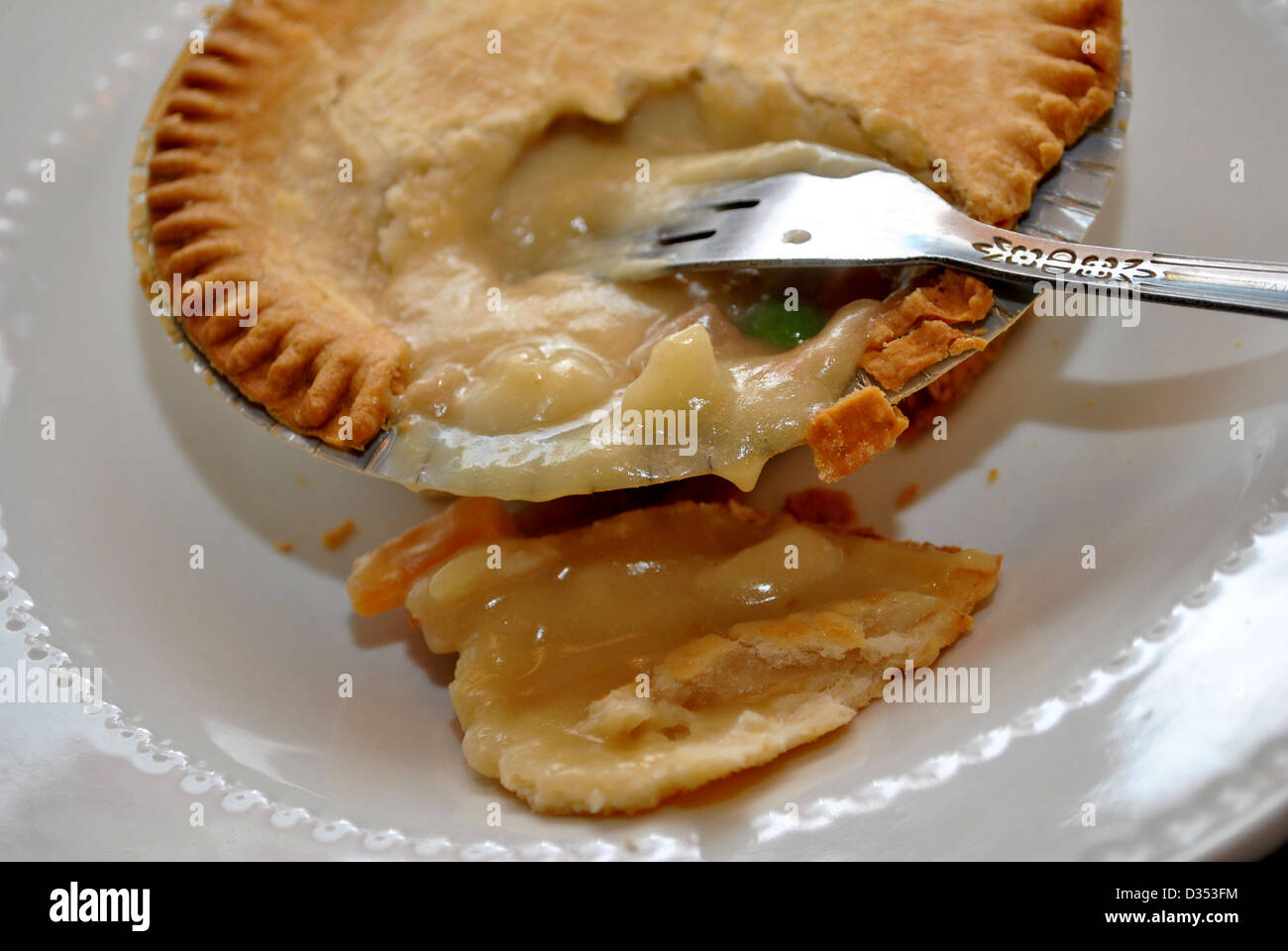 Manger un Chicken Pot Pie Banque D'Images