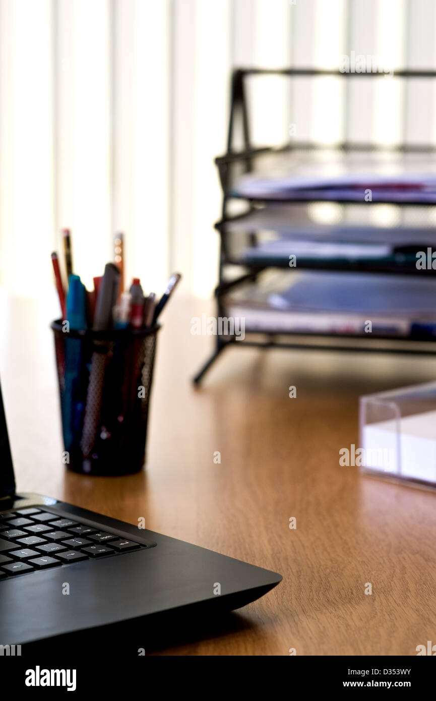 Bureau moderne de bureau, avec dans et hors des bacs.. Banque D'Images
