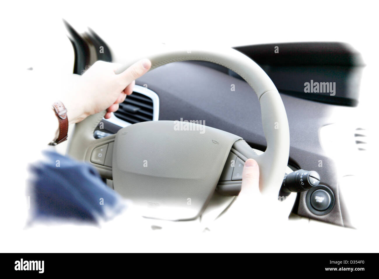 La conduite d'une voiture sur l'autoroute. Banque D'Images