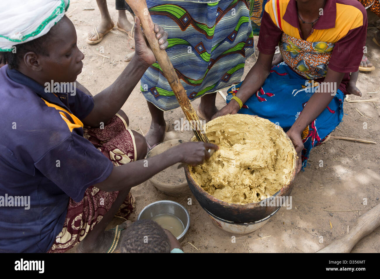 Barsalogho, Burkina Faso, Mai 2012 : les femmes du village de beurre de karité. Banque D'Images