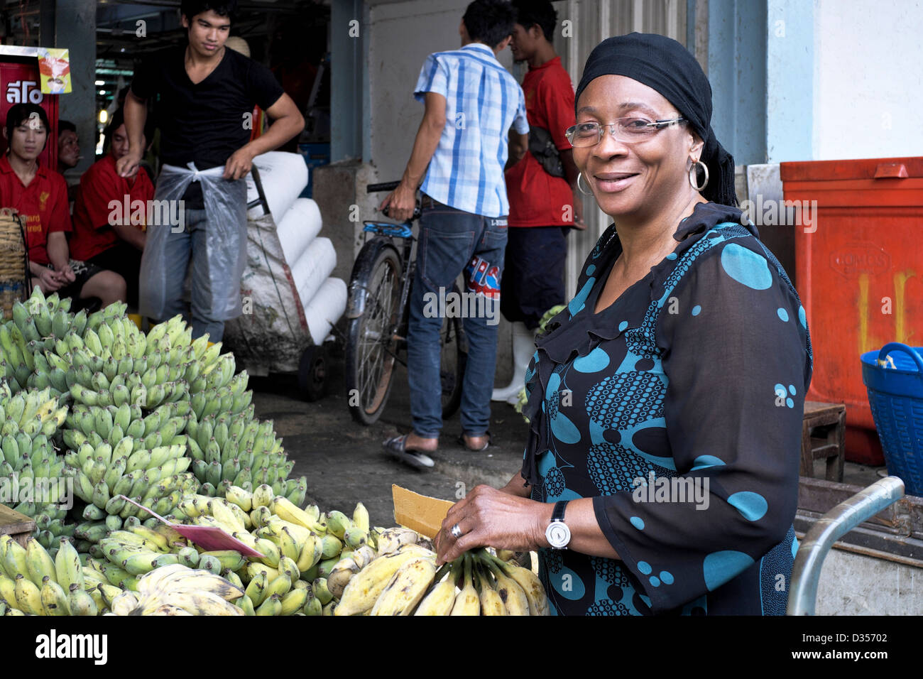 Femme africaine d'acheter des fruits à un marché thaïlandais. S. E. Asie Thaïlande Banque D'Images