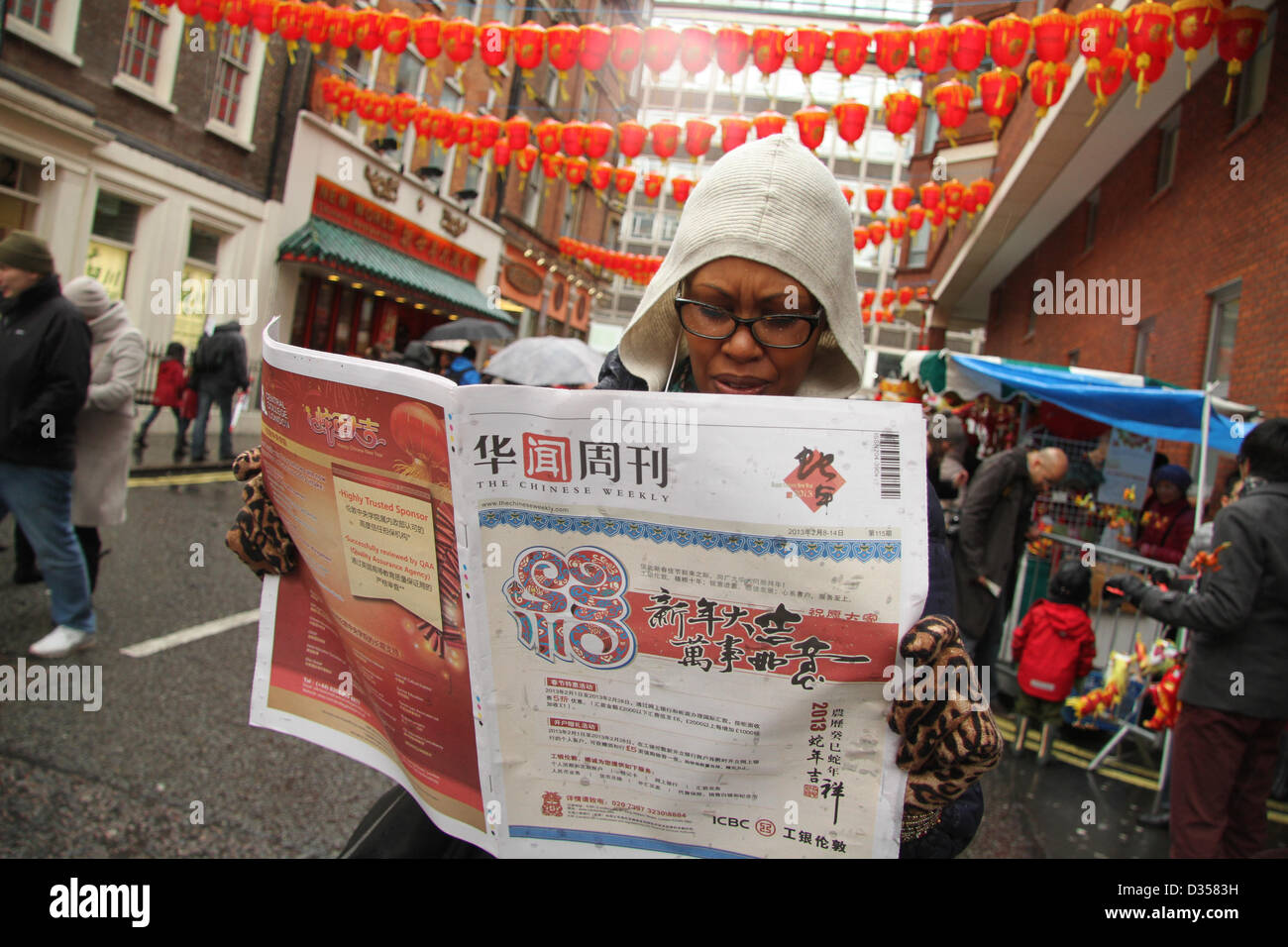 London,UK.10 fév, 2013. Un Londonien lire un journal chinois sur Gerrard place lors de la célébration à urseh dans l'année du Serpent Banque D'Images