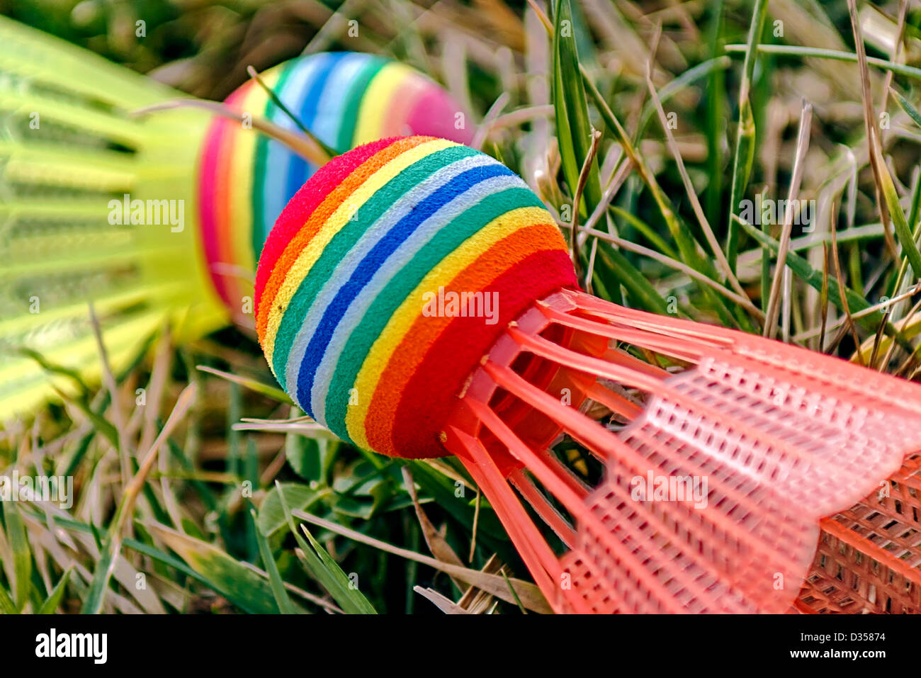 Badminton volants colorés placés sur l'herbe. Banque D'Images