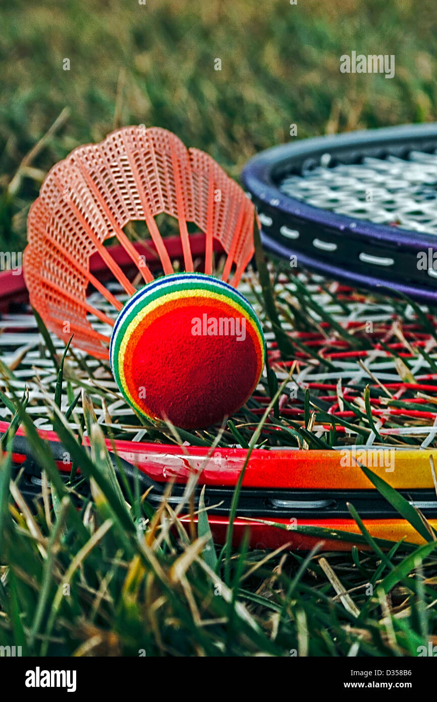 Raquettes de badminton et volant placé sur l'herbe. Banque D'Images