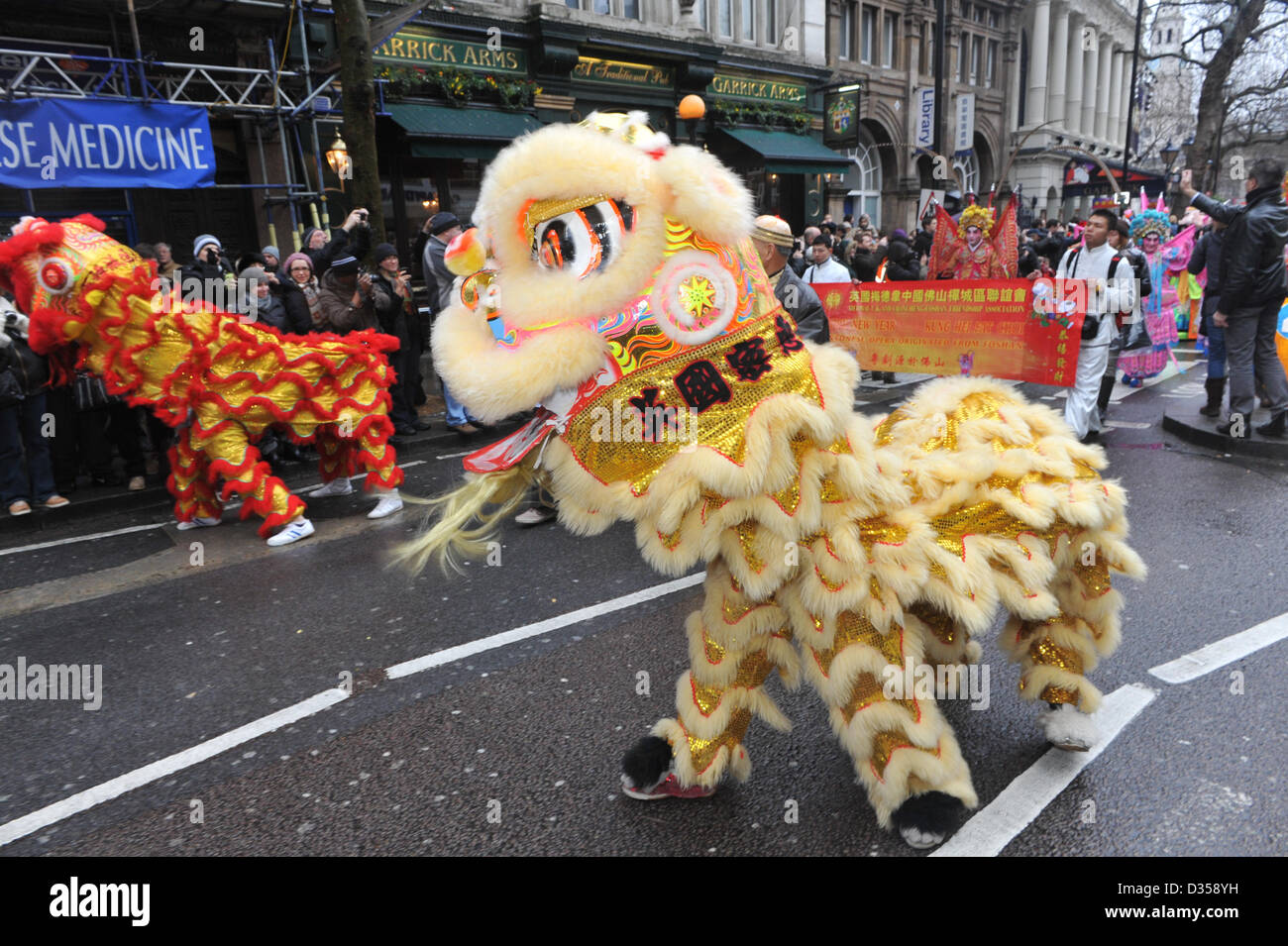 Charing Cross Road , Londres, Royaume-Uni. 10 février 2013. Les Lions à la parade au Nouvel An chinois à Londres. La plus grande fête du Nouvel An chinois à l'extérieur de l'Asie a lieu à Trafalgar Square et China Town avec plus d'un demi-million de visiteurs attendus pour célébrer "l'année du serpent'. Matthieu crédit Chattle/Alamy Live News Banque D'Images