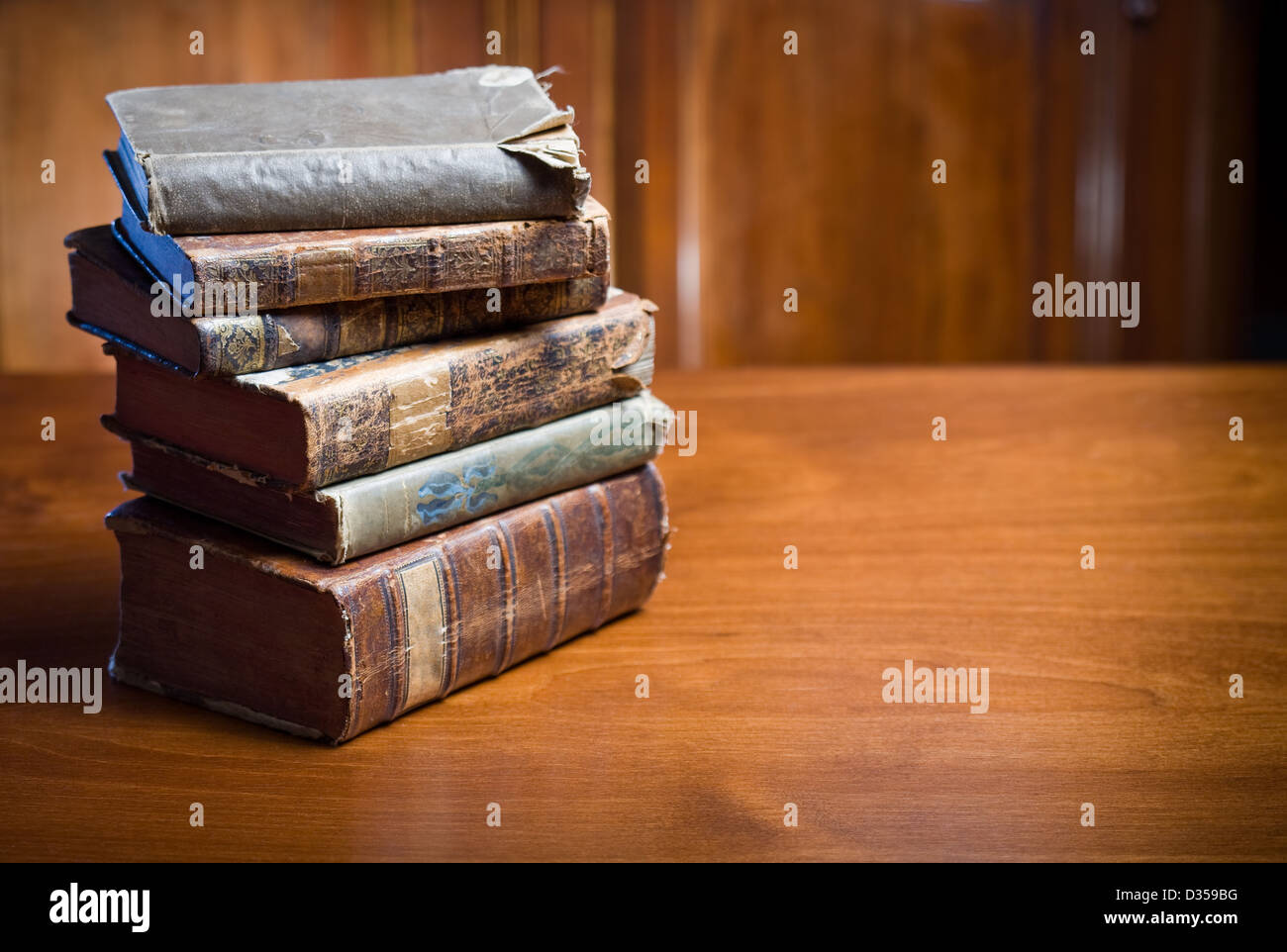 La vie encore mystérieux à la recherche des livres anciens Dans cadre élégant. Banque D'Images