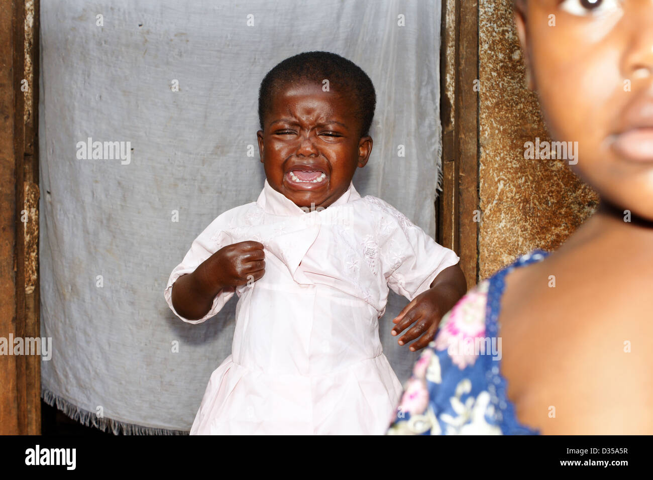 Bebe Fille Noire Africaine Avec Sœur Pleurer Devant Photo Stock Alamy