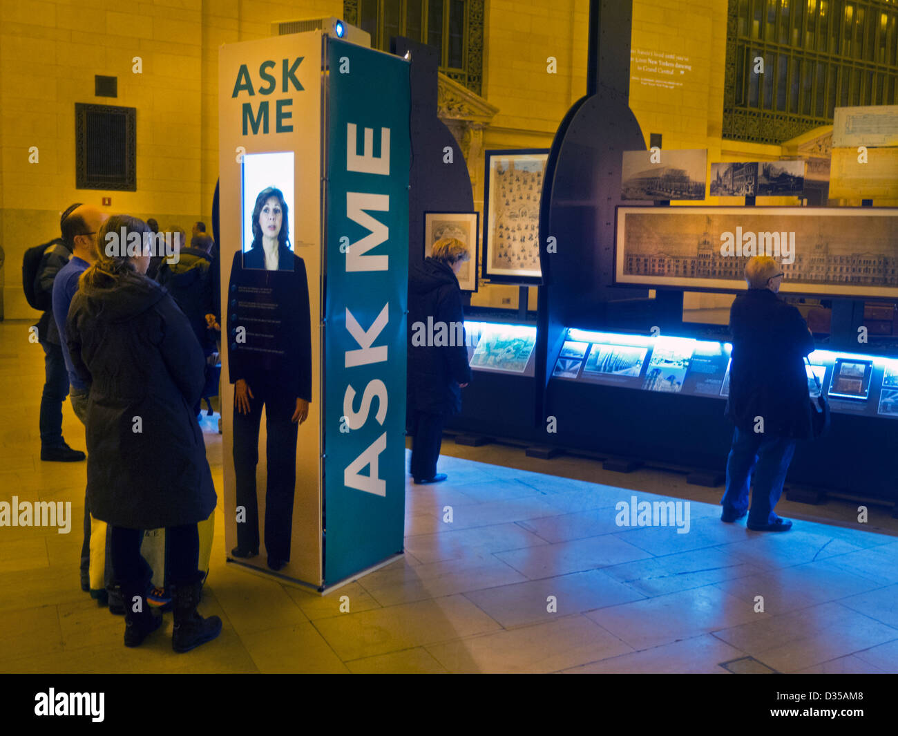 Me demander de l'aide au kiosque de la gare Grand Central Banque D'Images