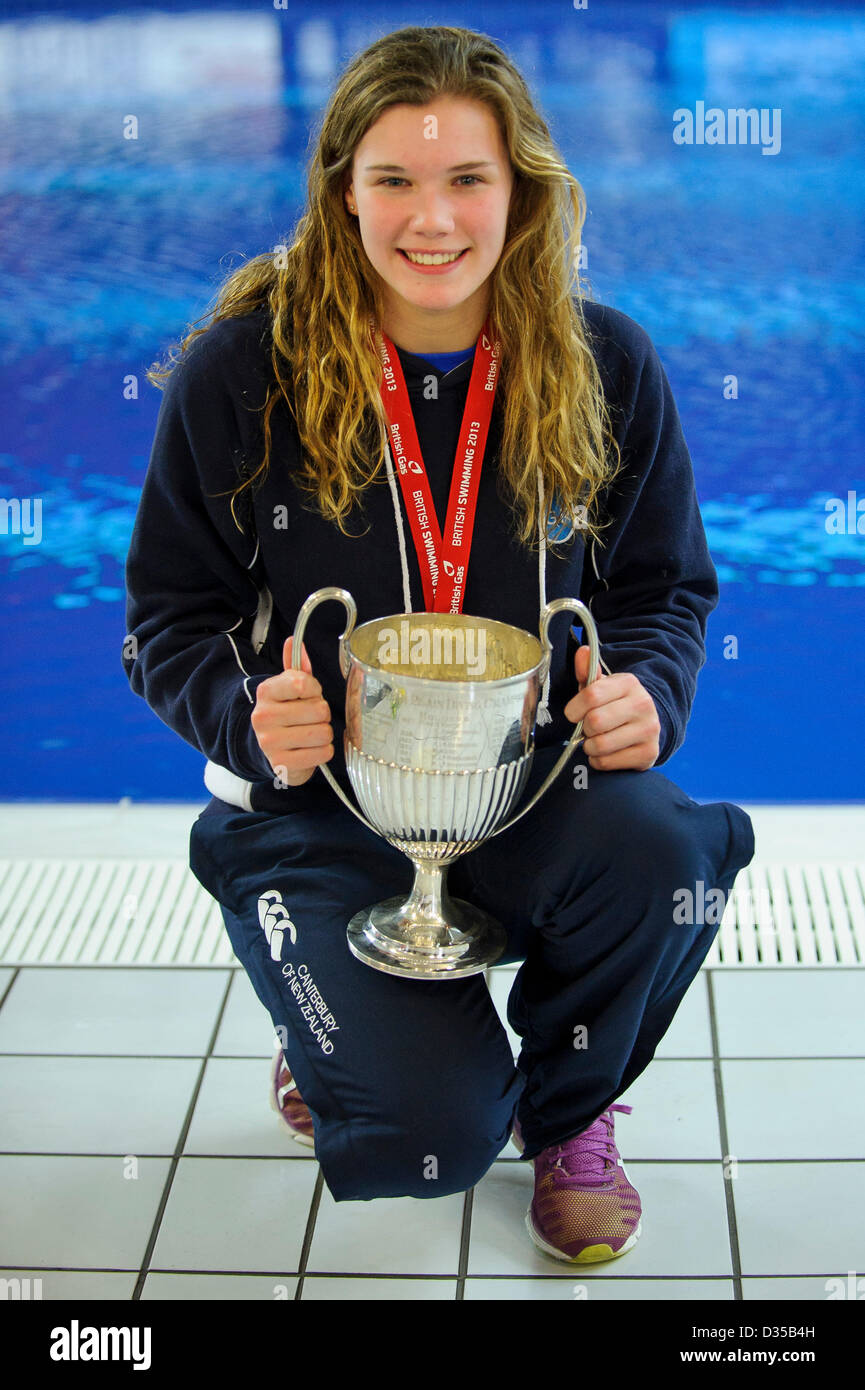 10.02.2013 Plymouth, en Angleterre. Grace Reid pose avec son trophée après avoir remporté le Women's final 3m le jour 3 de la British Gas Diving Championships 2013 à Plymouth Life Centre. Banque D'Images