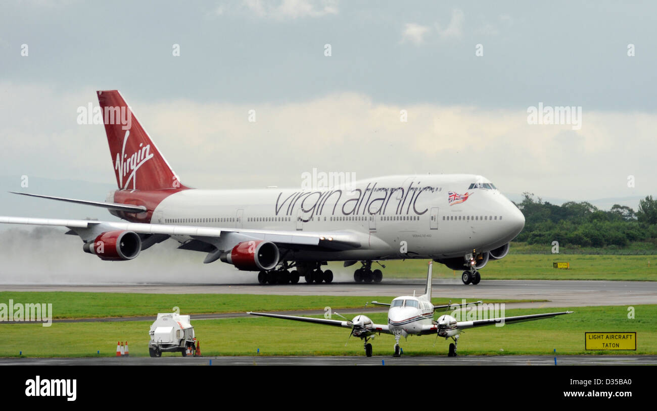 Boeing 747-4G-VTOP Q8 de Virgin Atlantic prend son envol sur une piste mouillée à l'aéroport de Manchester Banque D'Images