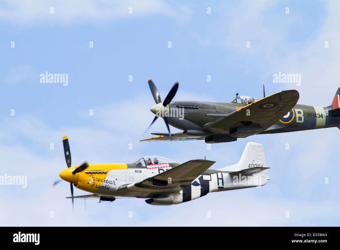 Chasseurs Spitfire et Mustang en vol Banque D'Images