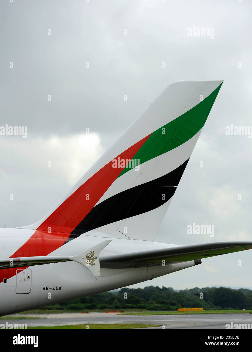 Emirates Airlines Airbus A380 861 E6 CDIP atterrit sur une piste mouillée à l'aéroport de Manchester Banque D'Images