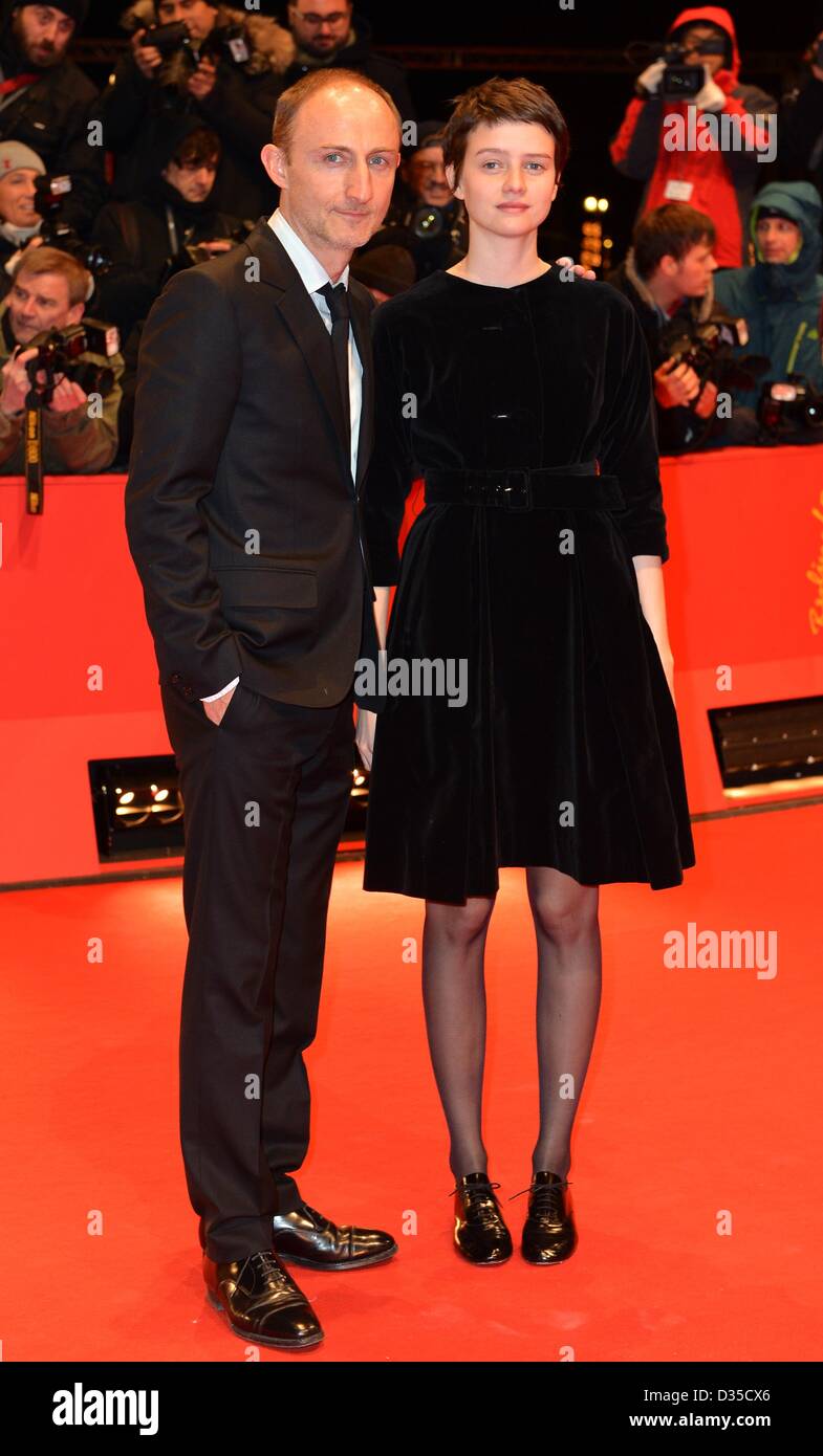 Le réalisateur français Guillaume Nicloux arrive avec l'actrice belge Pauline Etienne pour la première du film 'La Nun' ('La Religieuse") pendant le 63e Festival du Film de Berlin, à Berlin, Allemagne, 10 février 2013. Le film est présenté en compétition à la Berlinale. Photo : Britta Pedersen/dpa Banque D'Images