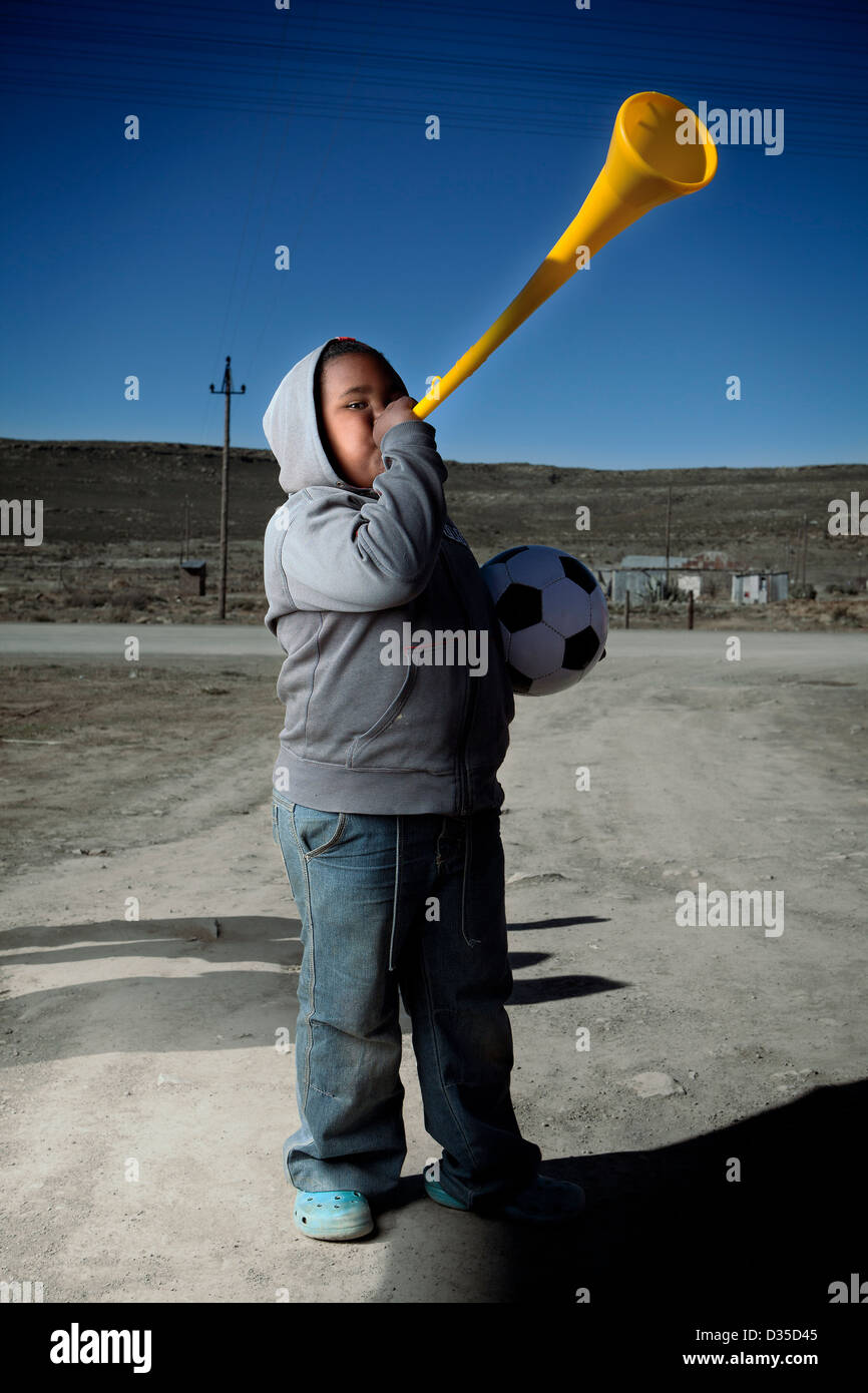 À la salle des fêtes de la communauté des fans de regarder le dernier groupe Bafana Bafana un match contre la France. Banque D'Images