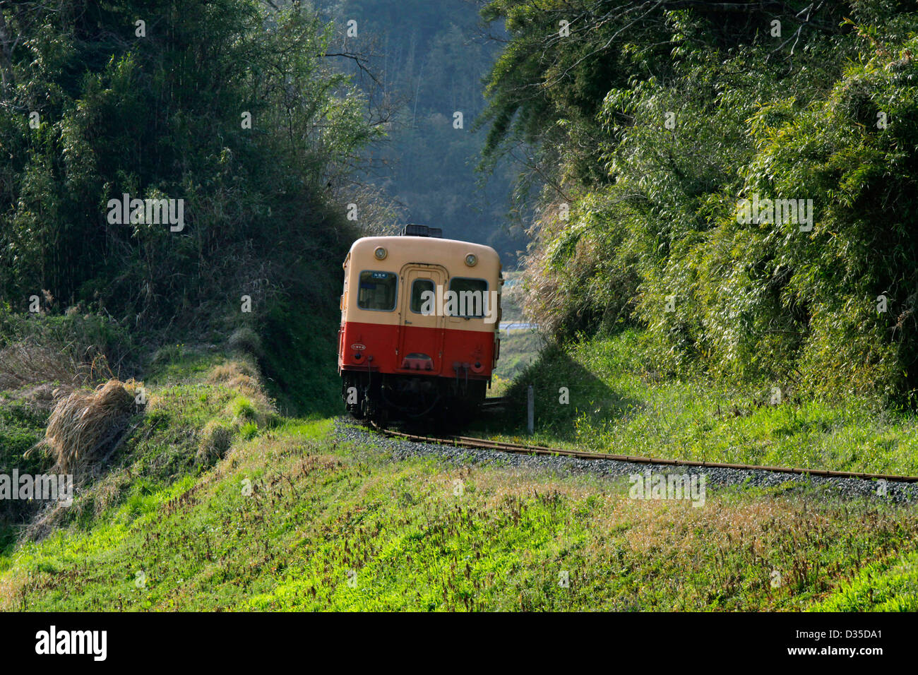 Circulation du train Ligne Kominato en vert Japon Chiba Banque D'Images