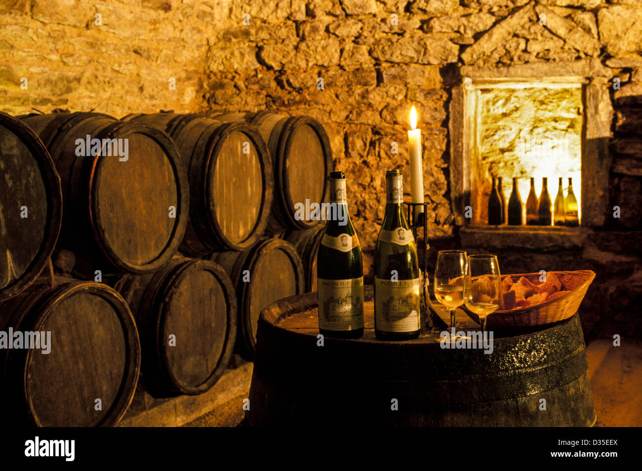 Les visiteurs sont invités à déguster crus locaux dans une cave à vin rustique française au Château de Pierreclos Winery en Bourgogne du Sud près de Mâcon, France. Banque D'Images