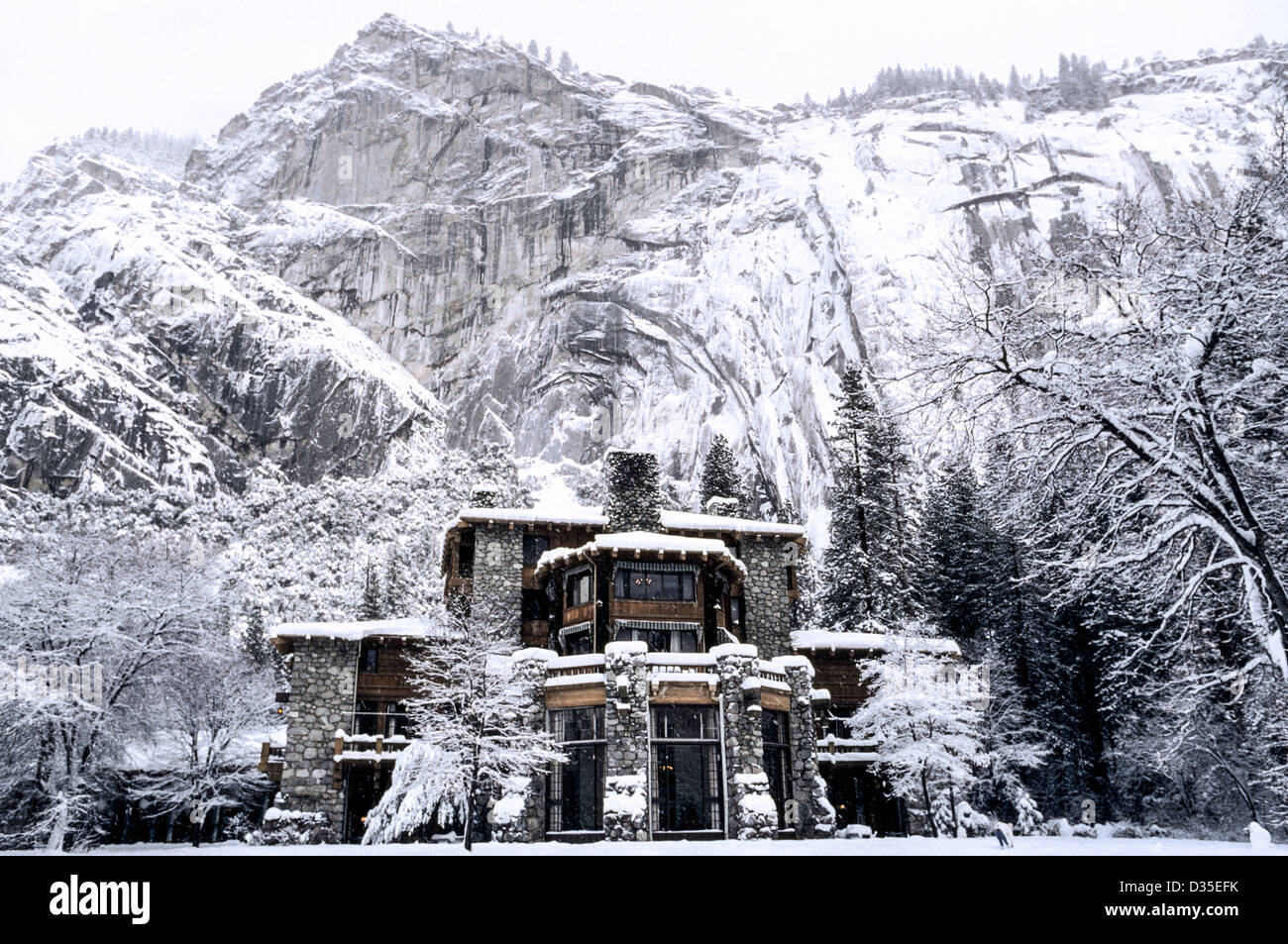 L'hôtel Ahwahnee, qui fait face à la pierre, se fond dans cette scène hivernale enneigée du parc national montagneux de Yosemite, en Californie, aux États-Unis. Banque D'Images