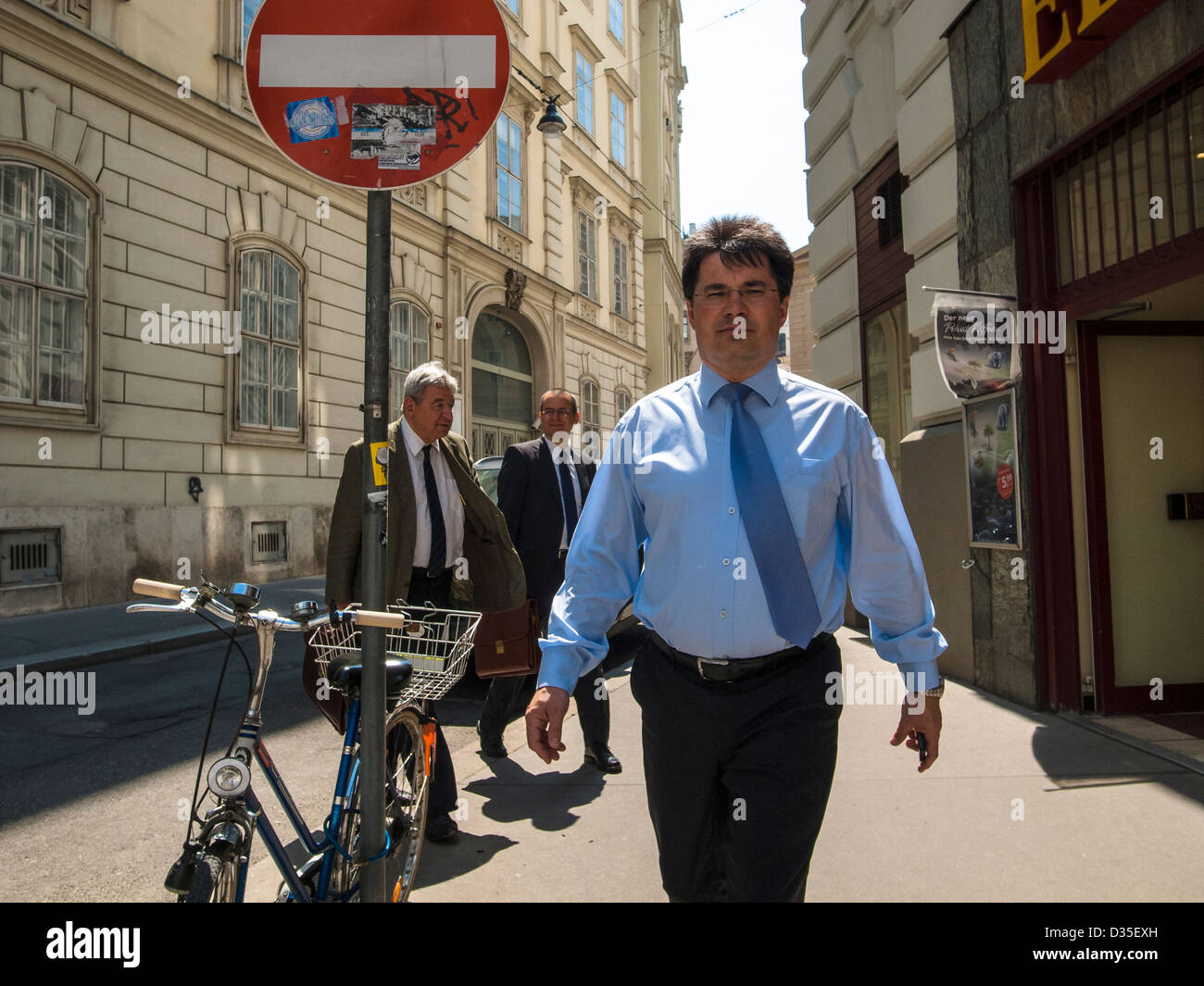 L'homme en chemise bleue et rouge sign Banque D'Images