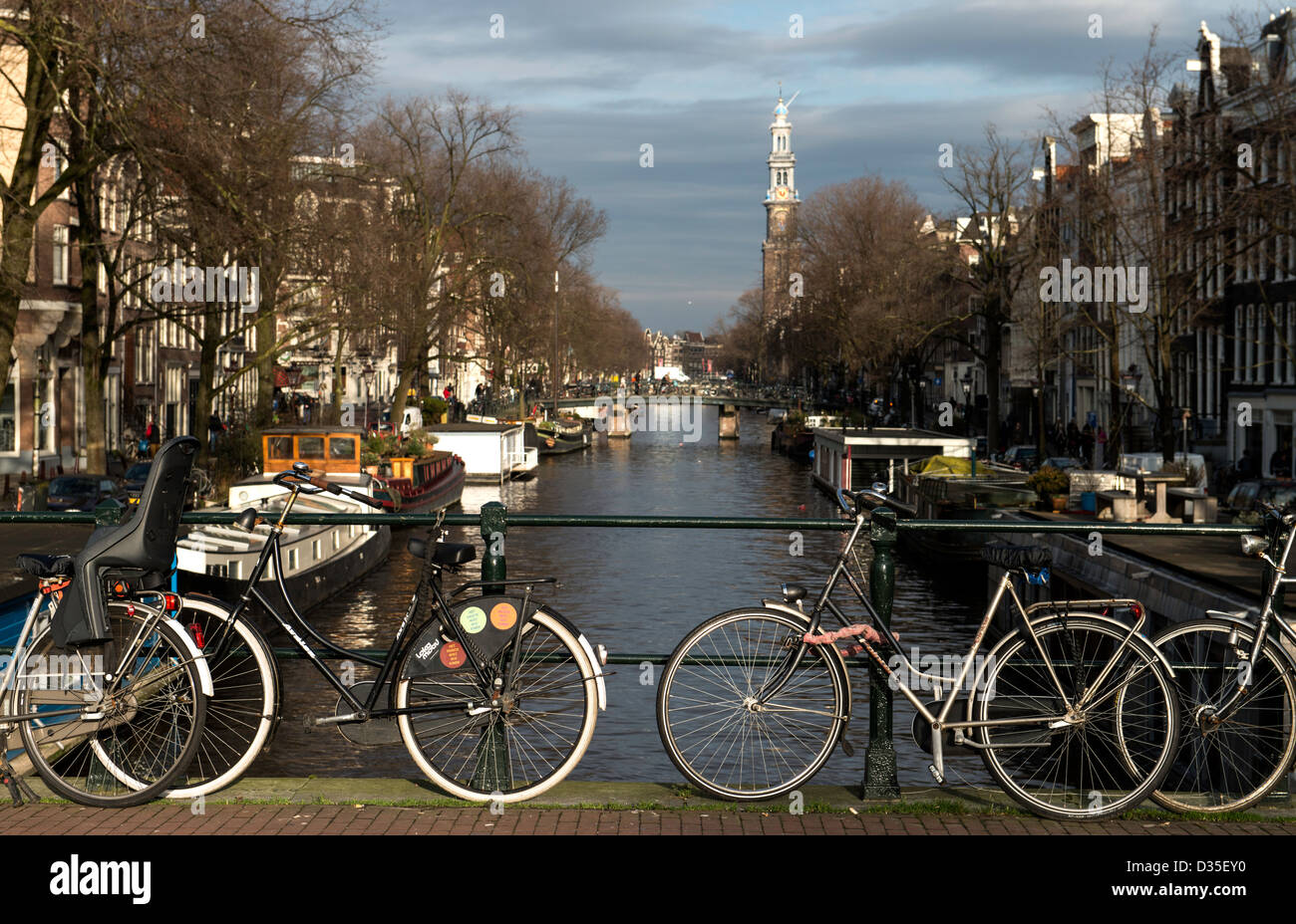 Bicyclettes et canal Amsterdam Pays-Bas Banque D'Images