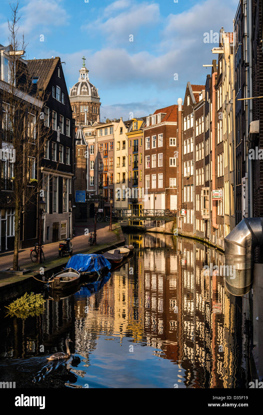 Canal et reflet dans l'eau Amsterdam Pays-Bas Banque D'Images