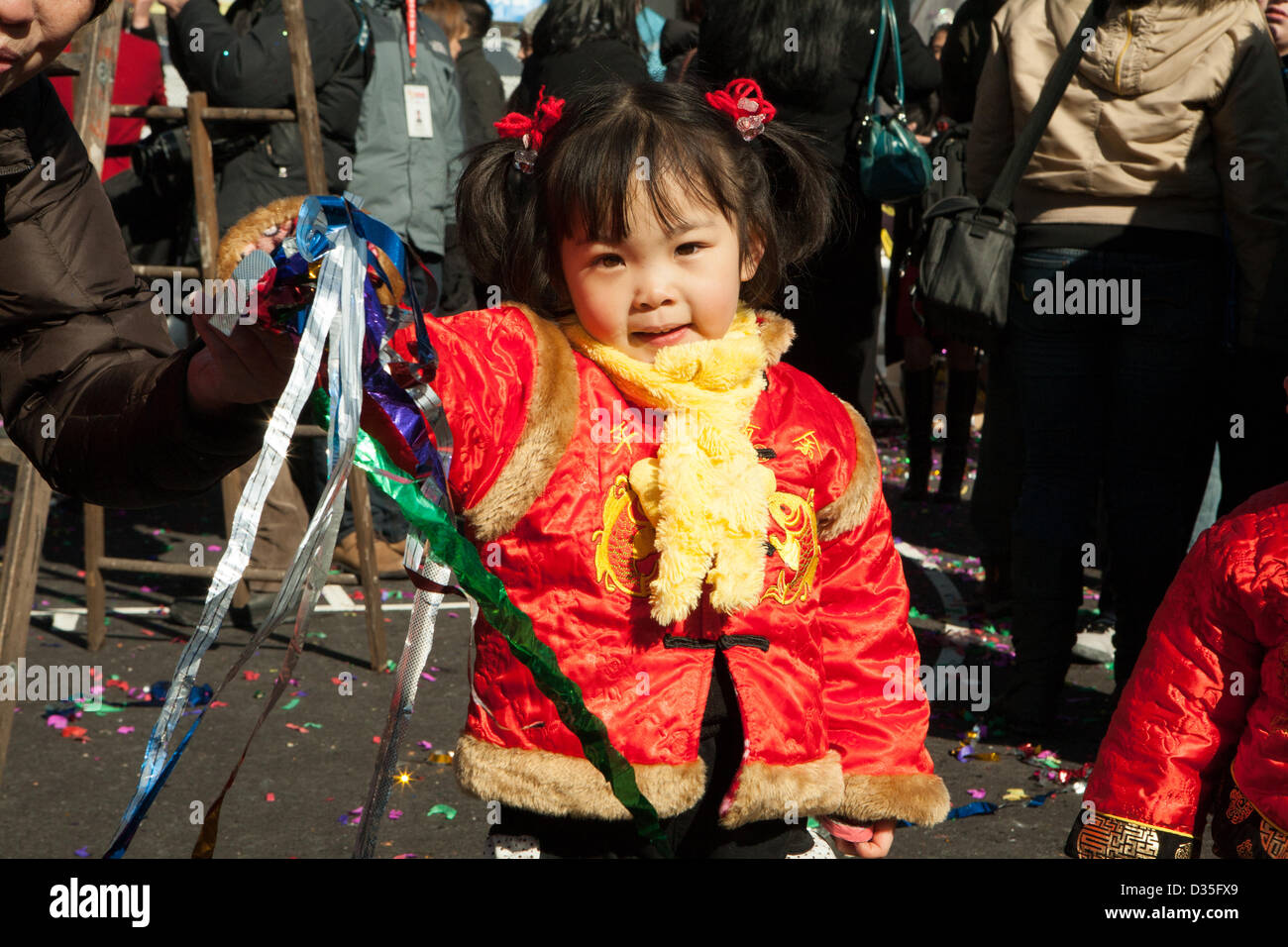 La ville de New York, États-Unis, 10 février 2013. Une jeune fille vagues banderolles pour célébrer le nouvel an lunaire que New York la communauté chinoise fête le nouvel an lunaire avec un pétard et un festival culturel. Banque D'Images