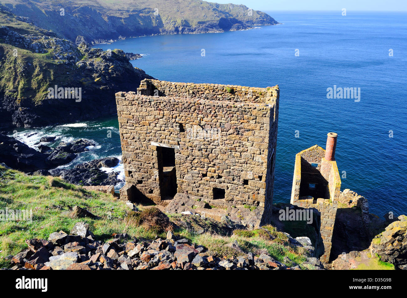 Mines d'étain ancien sur les falaises près de botallack à Cornwall, uk Banque D'Images