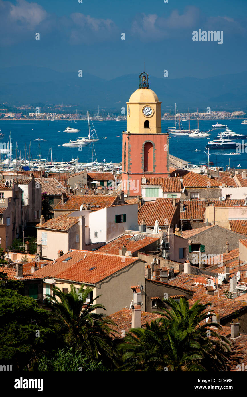 St.Tropez sur la Côte d'Azur, avec clocher typique et le port. Banque D'Images