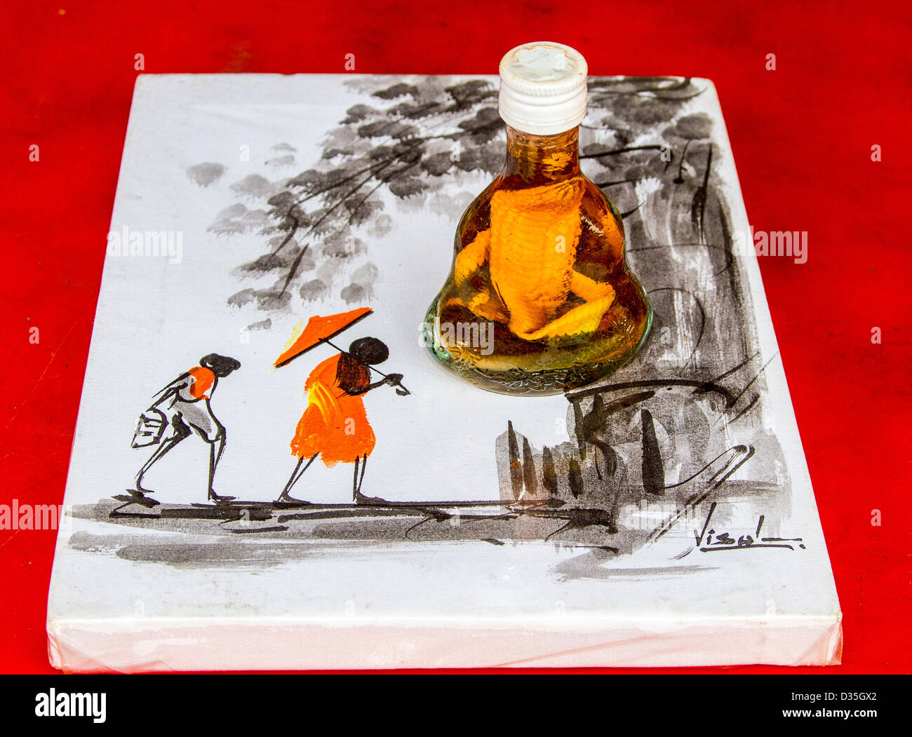 Modèle en plastique avec du vin de riz de cobra snake vendus comme souvenir. La chose réelle est vendu à 'guérir' de la toux et de la virilité. Banque D'Images