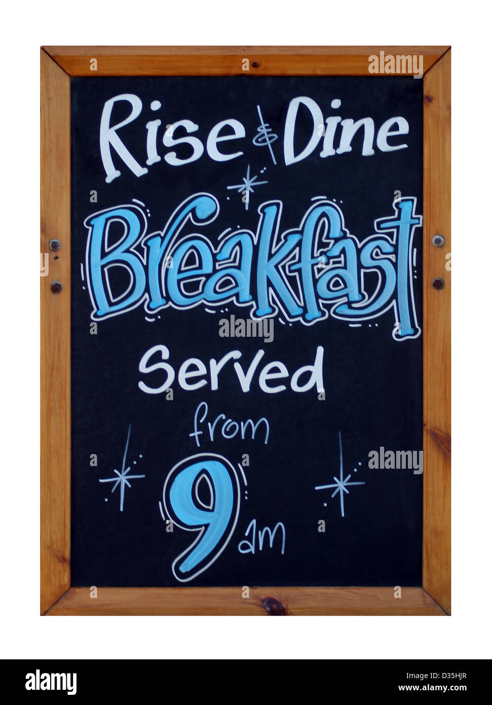 Annonce sur tableau noir pour dîner et petit-déjeuner servi à partir de 9h. Banque D'Images