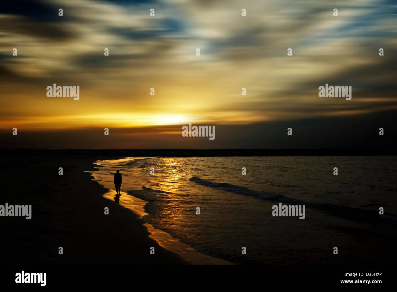 Vue panoramique avec distorsion de paysage et ciel avec chiffres silhouetté Banque D'Images