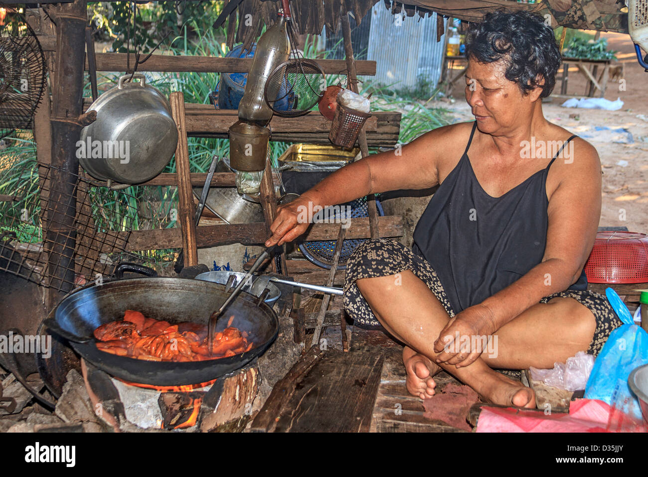Les intestins de porc cuisson dans un petit village près de Siem Reap, au Cambodge. Banque D'Images