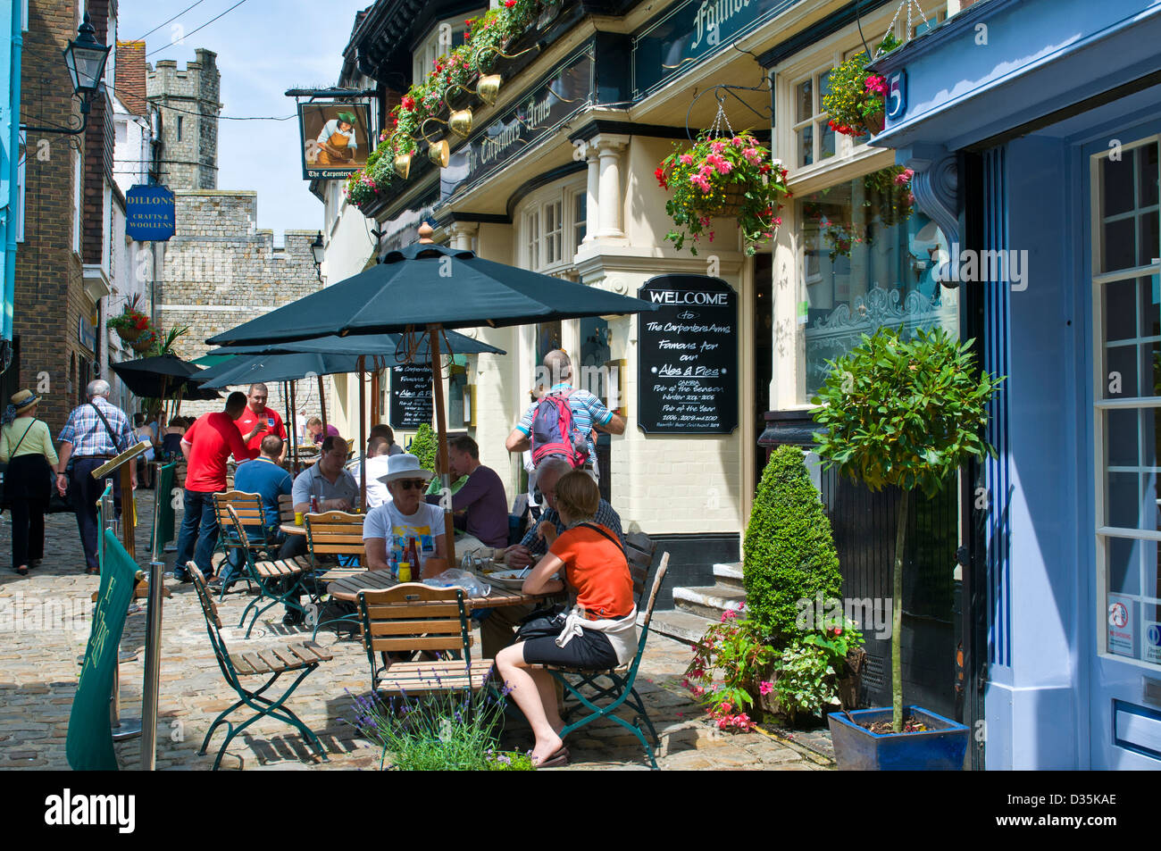 Social distance pavé pub The Carpenters Arms public House Windsor avec des tables sur la vieille terrasse pavée et le château de Windsor en arrière-plan Berkshire Royaume-Uni Banque D'Images