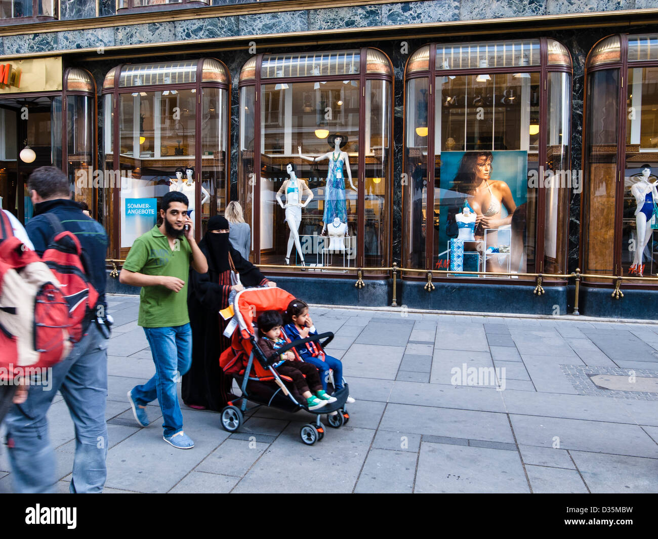 Famille musulmane sur la rue de Vienne Banque D'Images