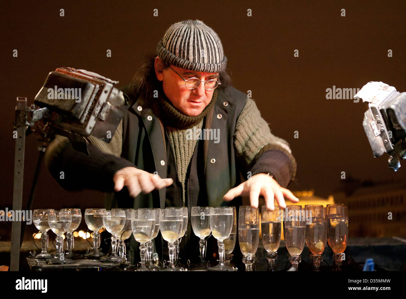 Un musicien jouant avec des verres à vin à Prague, République Tchèque Banque D'Images