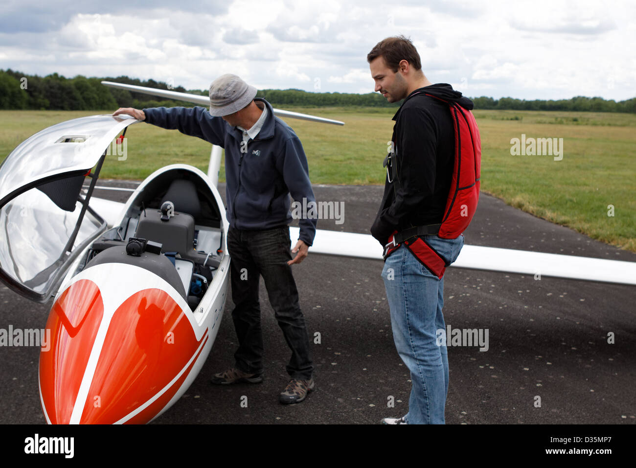 Pilote et le passager sur le point de rendez-vous pour un vol dans un Duo Discus Schempp-Hirth planeur, l'Aérodrome de Romorantin Banque D'Images