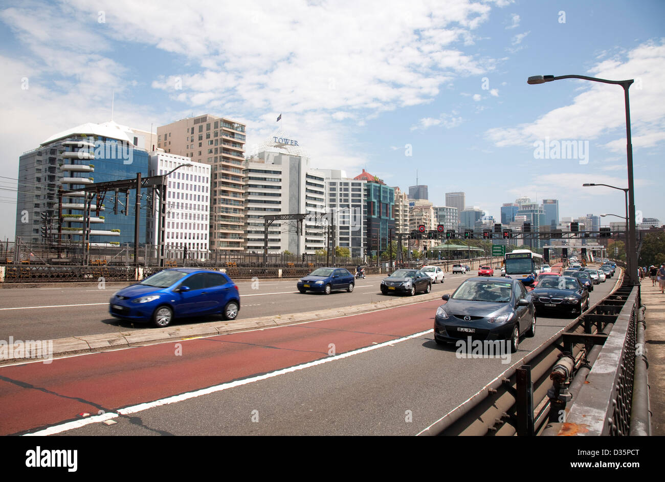 Le trafic de banlieue sur l'extrémité nord de Sydney Harbour Bridge Banque D'Images