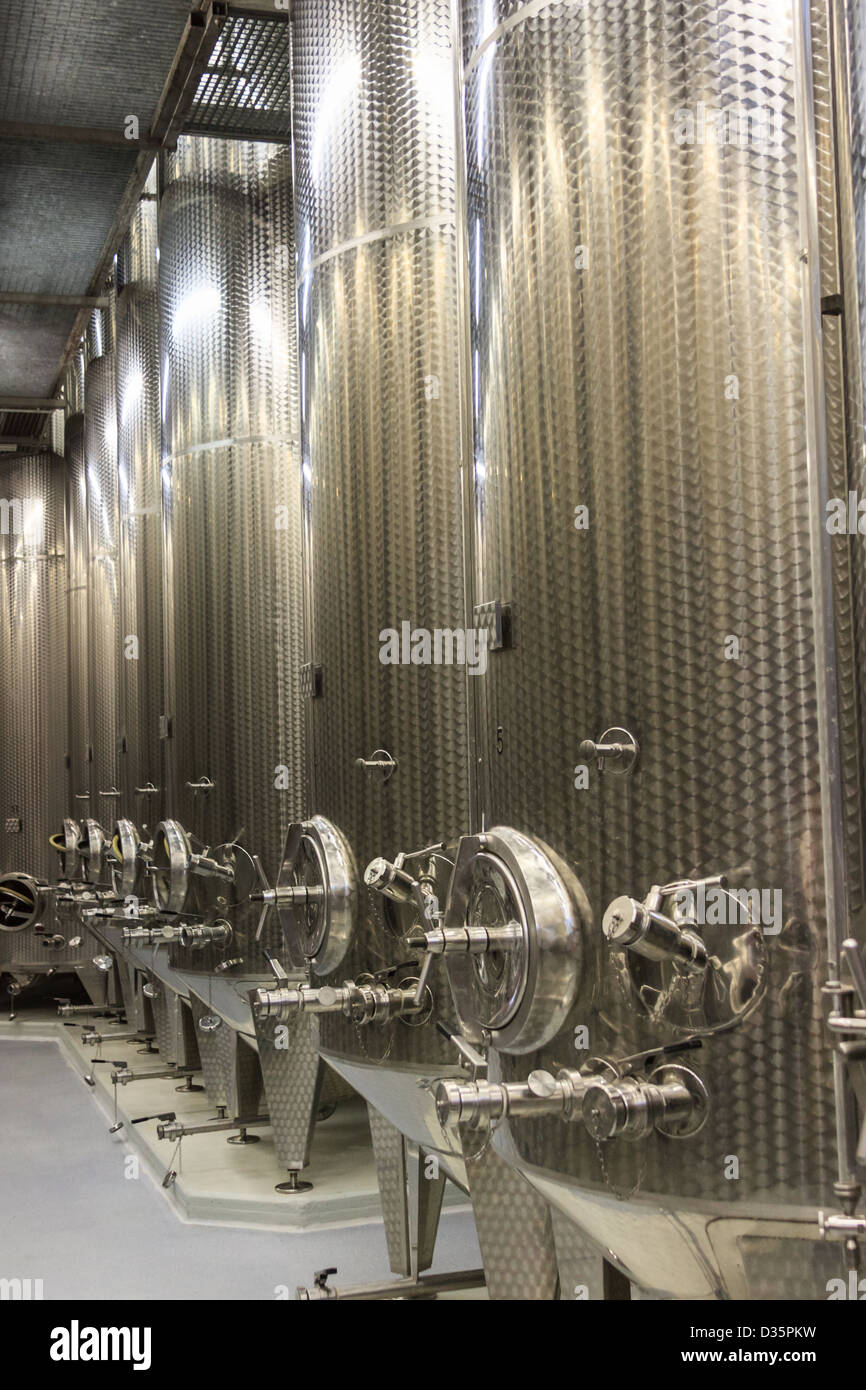 Les réservoirs en acier Winery moderne Banque D'Images